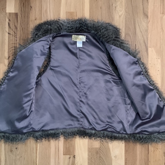 𝅺francesca’s Faux Fur Vest Gray & Dark Gray Striped Women’s Size Small - Picture 4 of 11